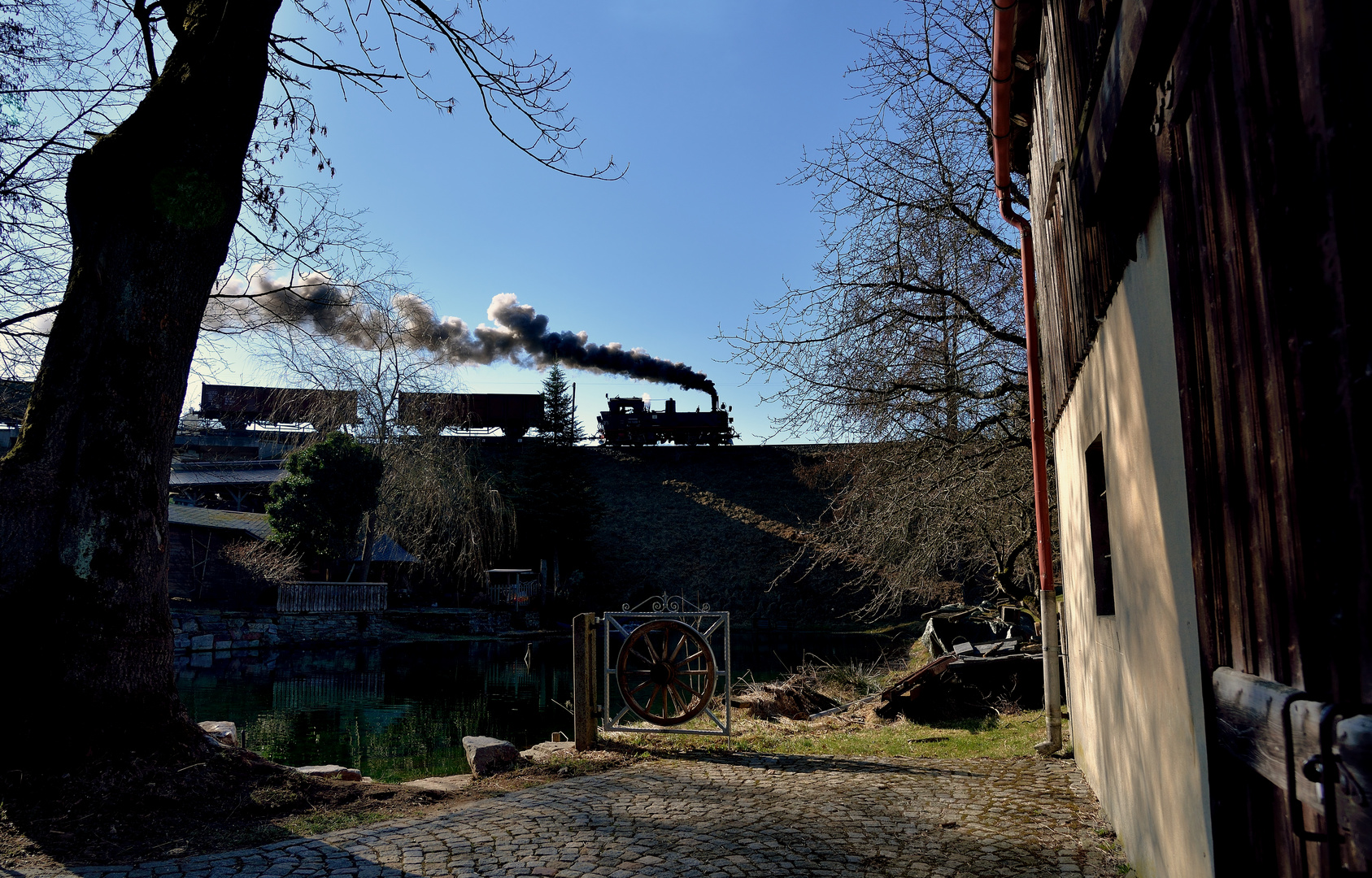 99 1608-1 am 23.03.19 bei dem Teich am Teichweg in Cranzahl