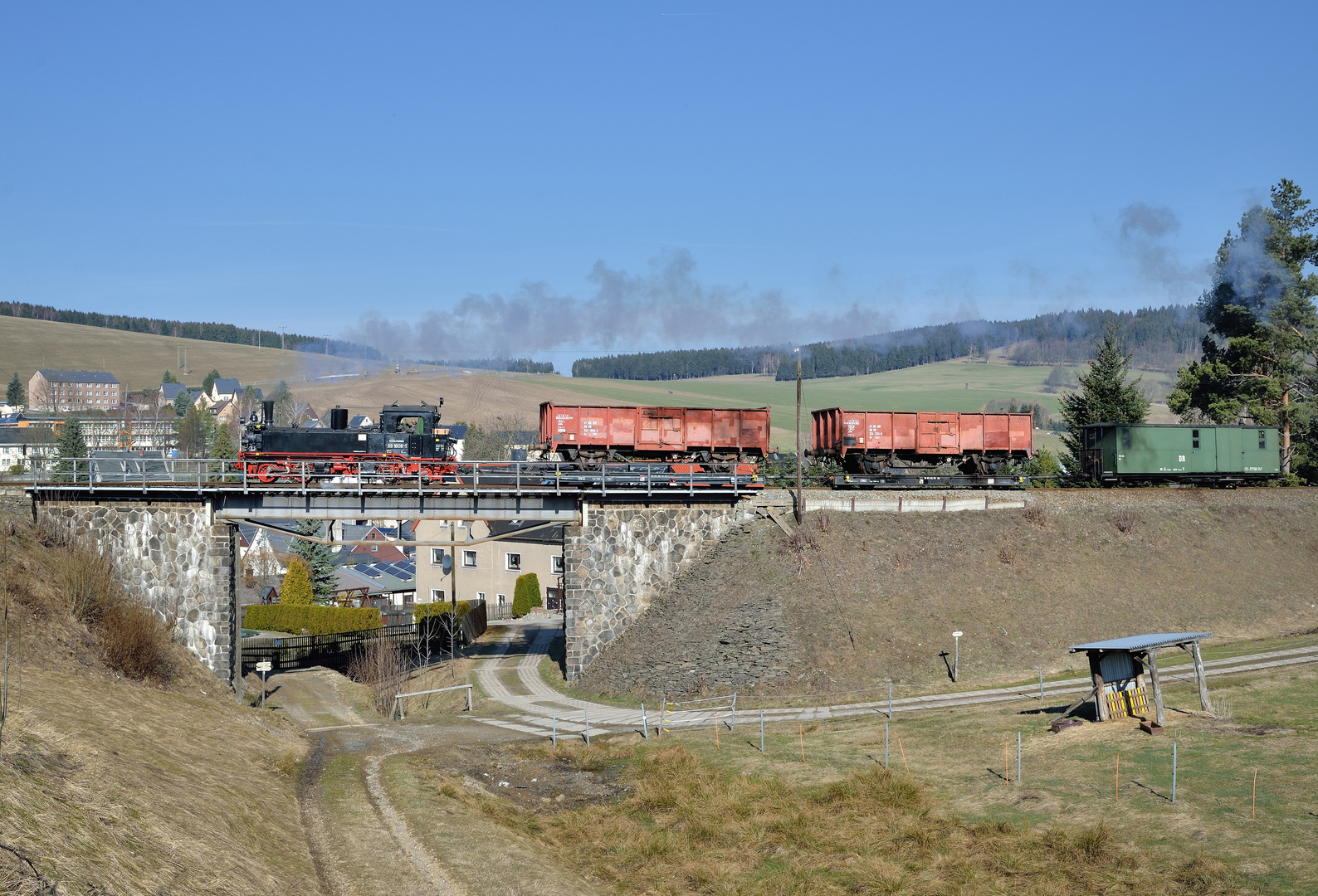 99 1608-1 am 23.03.19 bei der Brücke in Unterneudorf