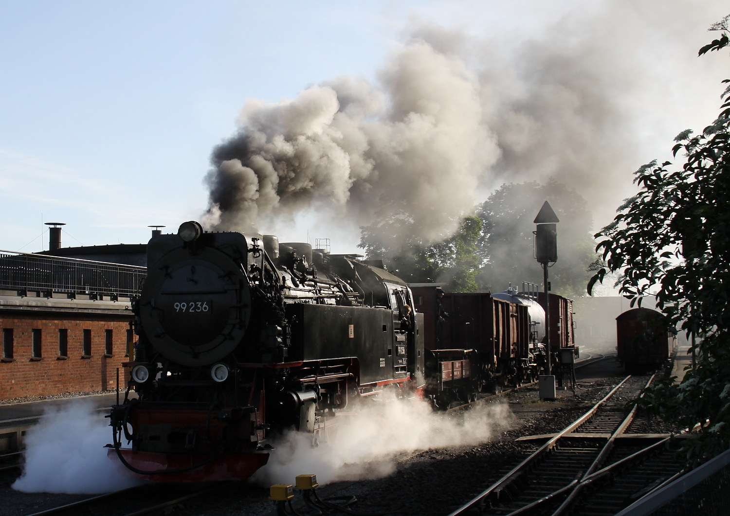 99 236 der Harzer Schmalspurbahnen verlässt mit einem Rollbock-Güterzug den Bahnhof Wernigerode