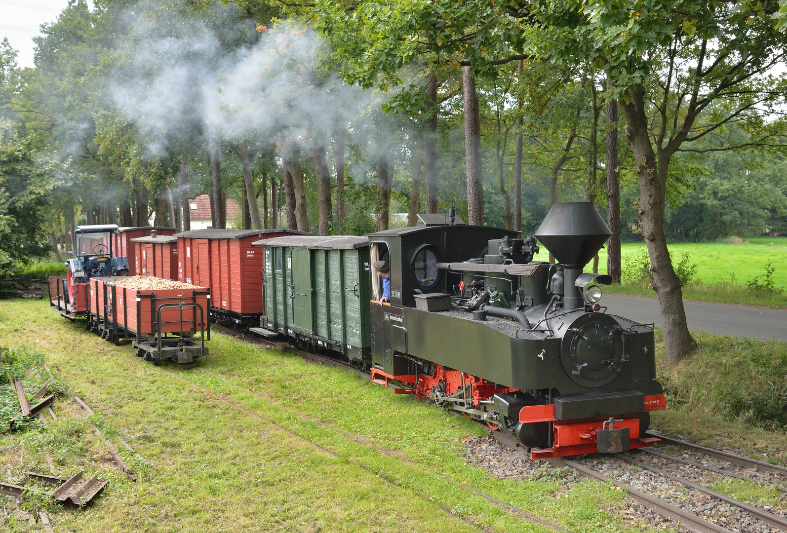 99 3318 am 24.09.17 rangiert bei der DKBM in Gütersloh