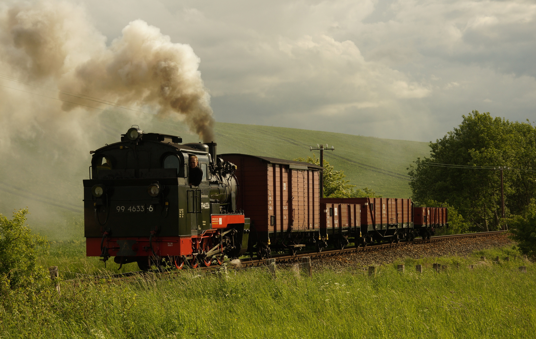 99 4633 mit Fotogüterzug