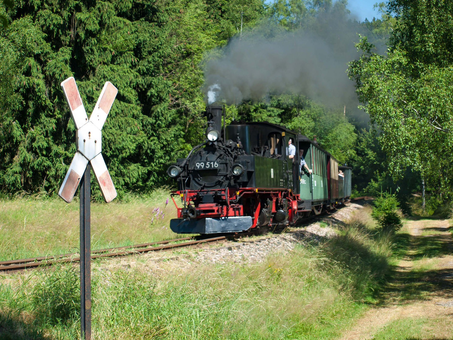 99 516 bei der Ausfahrt aus Neuheide