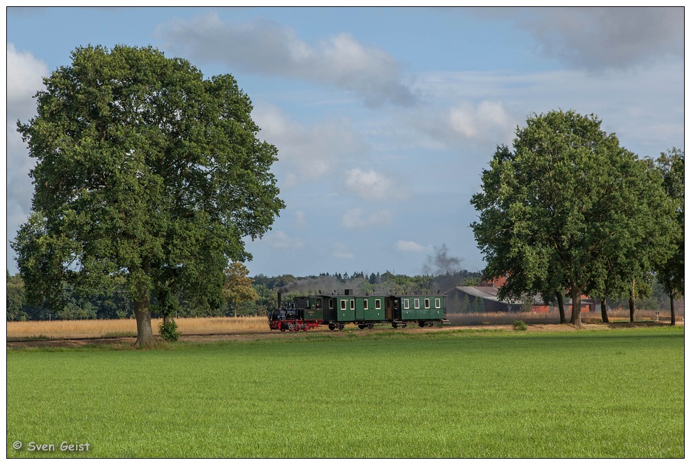 99 5605 mit einem kurzen Personenzug bei Heiligenberg