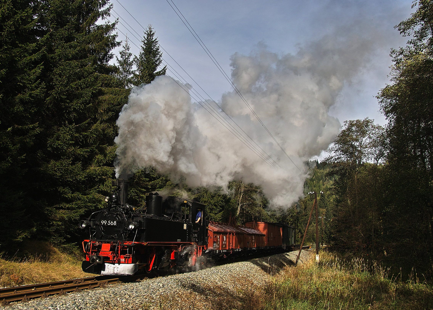 99 568 mit Güterzug ...