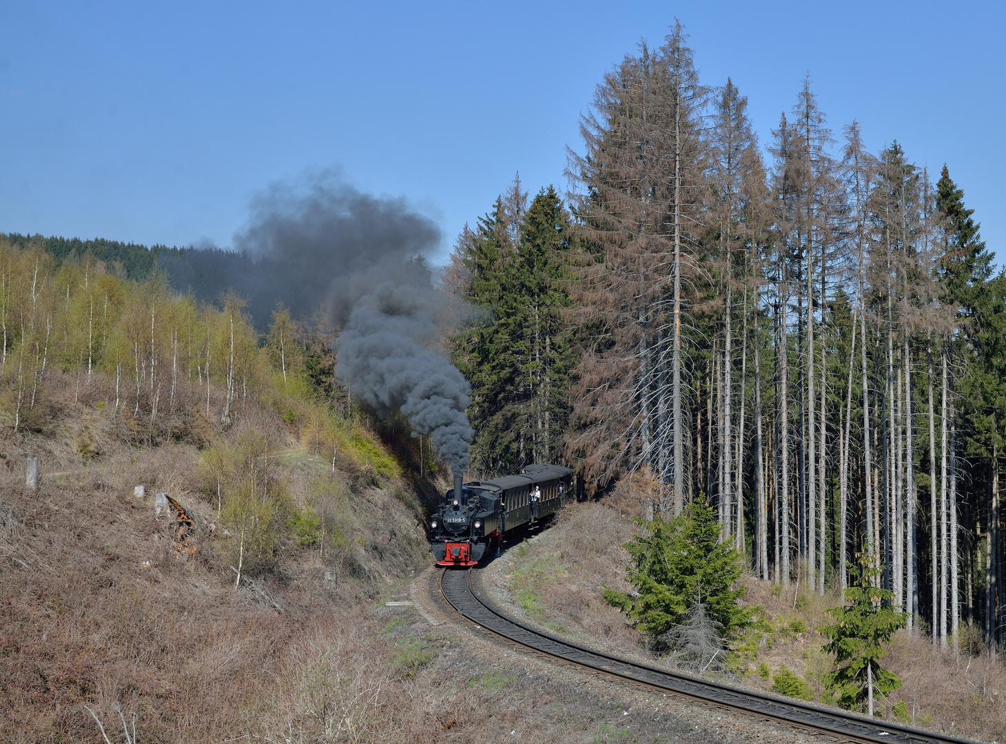 99 5906-5 am 19.04.19 zwischen Bhf Drängetal und Drei Annen