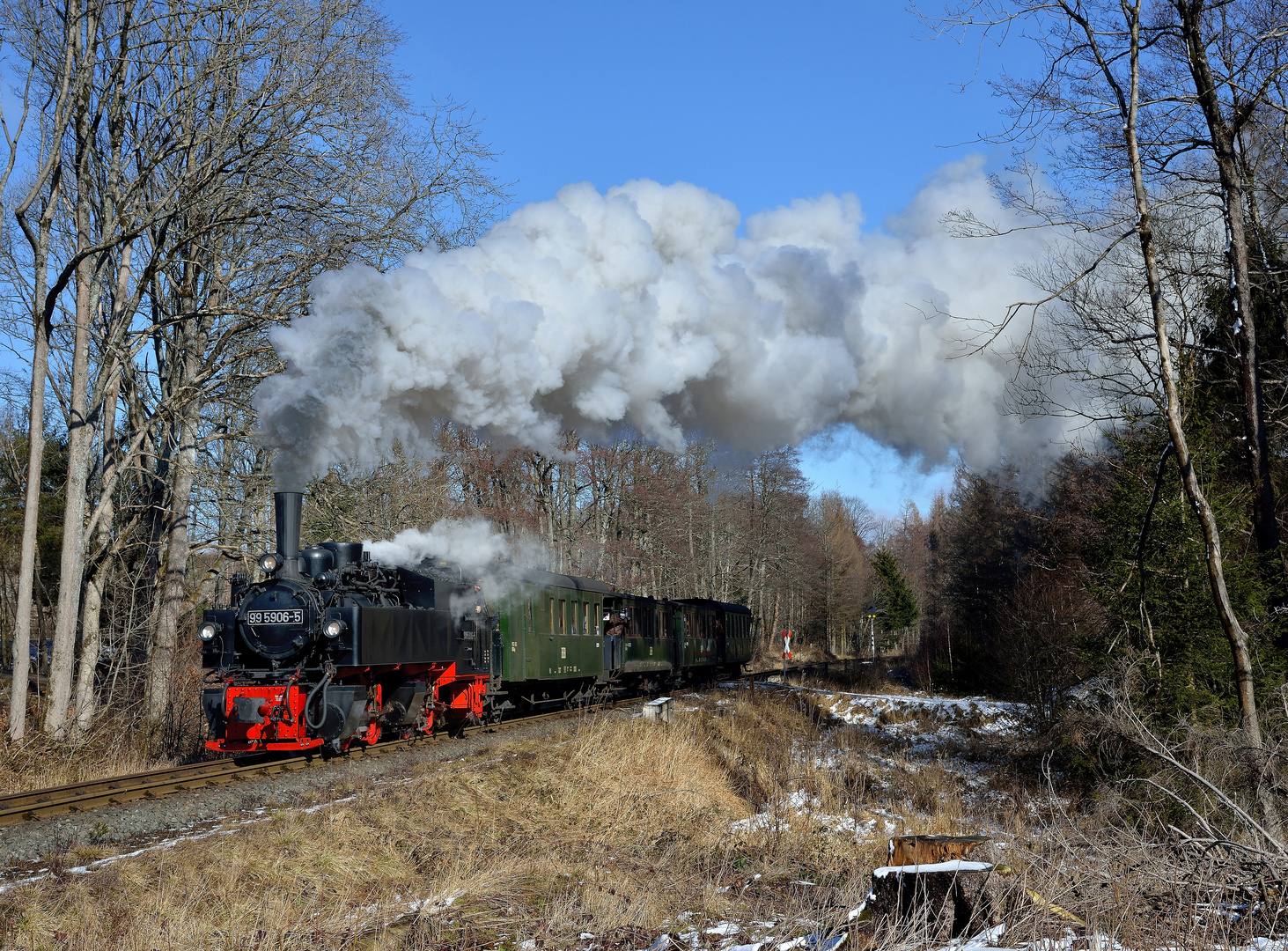 99 5906-5 am 26.02.22 mit dem Traditionszug zum Brocken bei Drei Annen Hohne