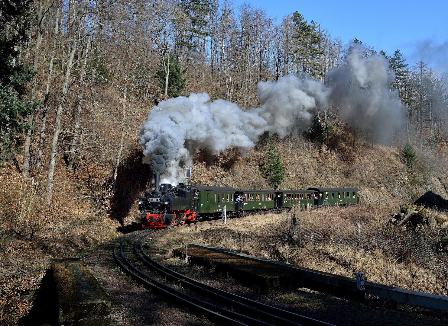 99 5906-5 am 26.02.22 mit dem Traditionszug zum Brocken bei Steinerne Renne