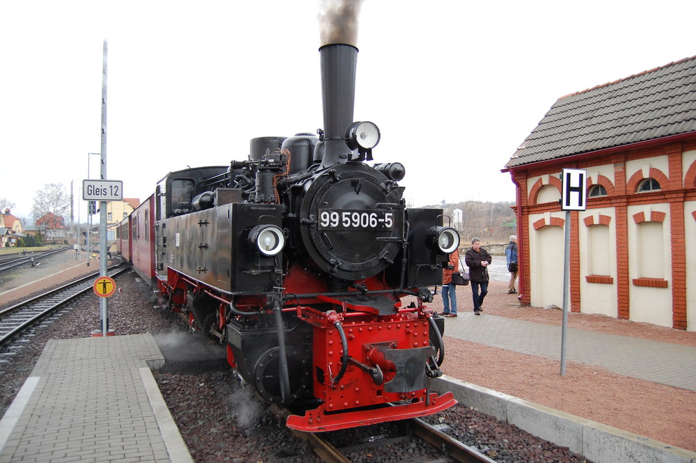 99 5906 der HSB rollt in Gernrode an den Bahnsteig