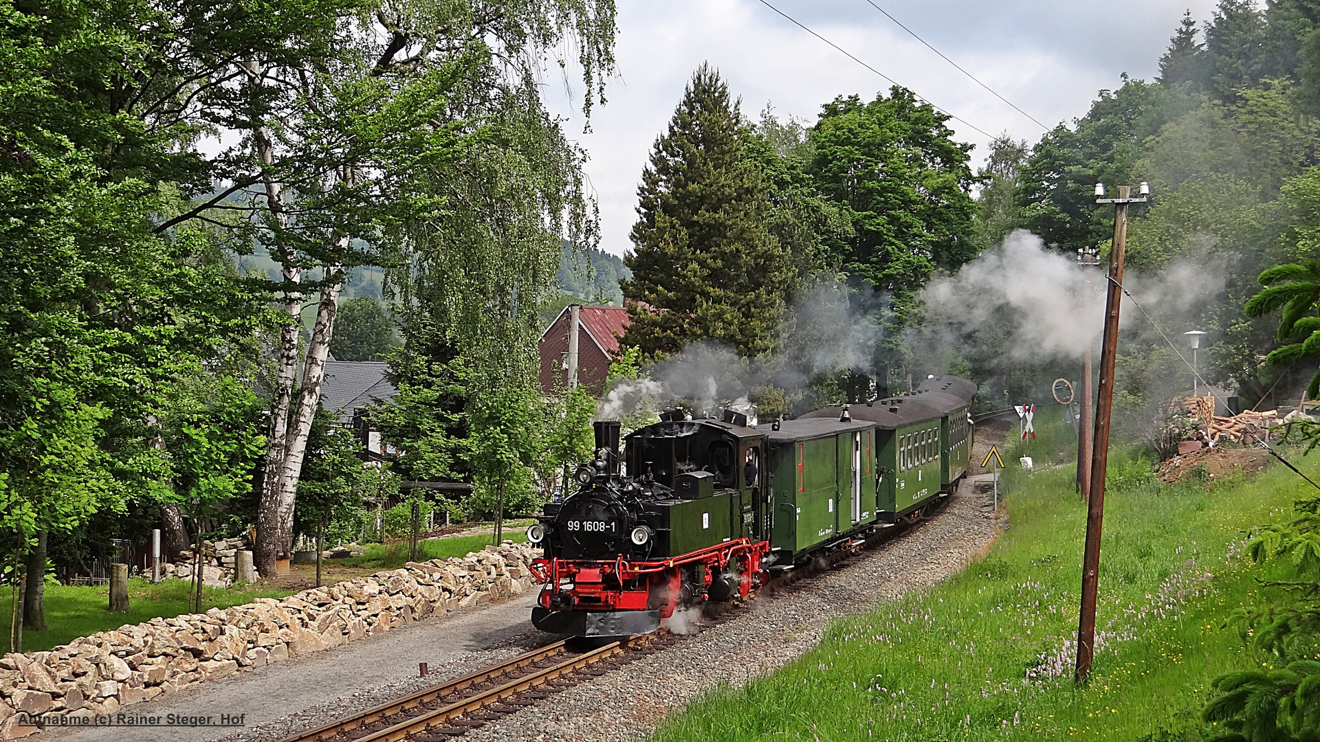 99 608 mit Reichsbahn-Garnitur auf der Fichtelbergbahn