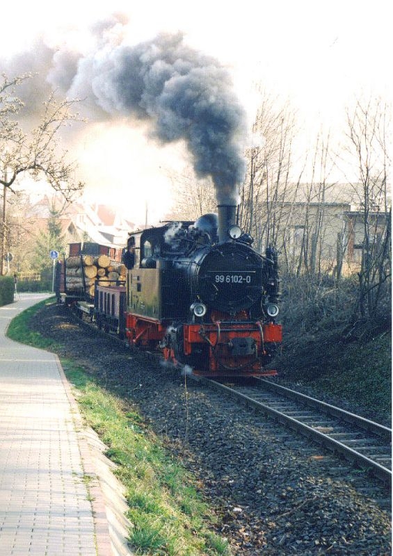 99 6102 bei Wernigerode im Harz mit Güterzug