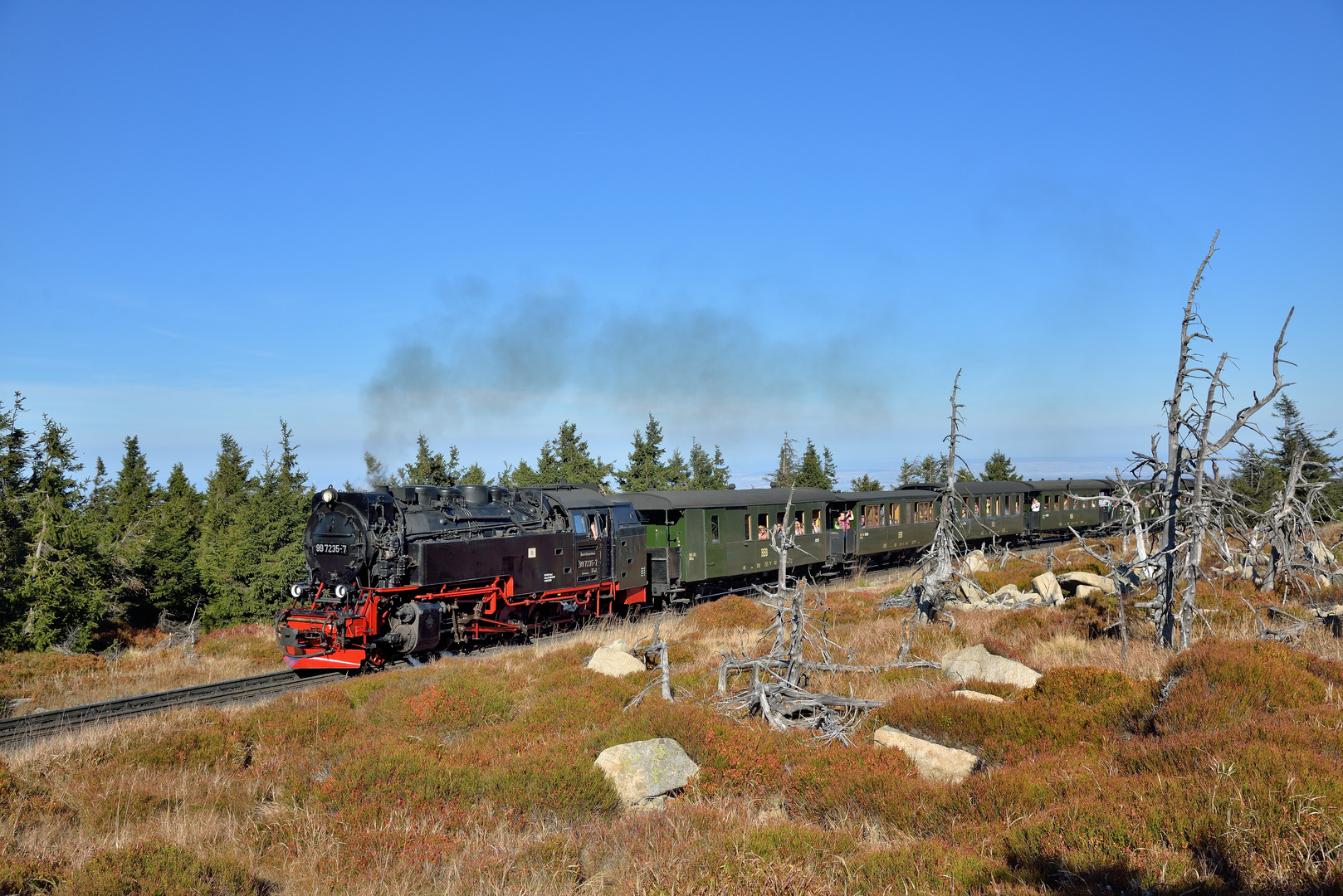 99 7235-7 mit Traditionszug am 13.10.18 auf dem Brocken