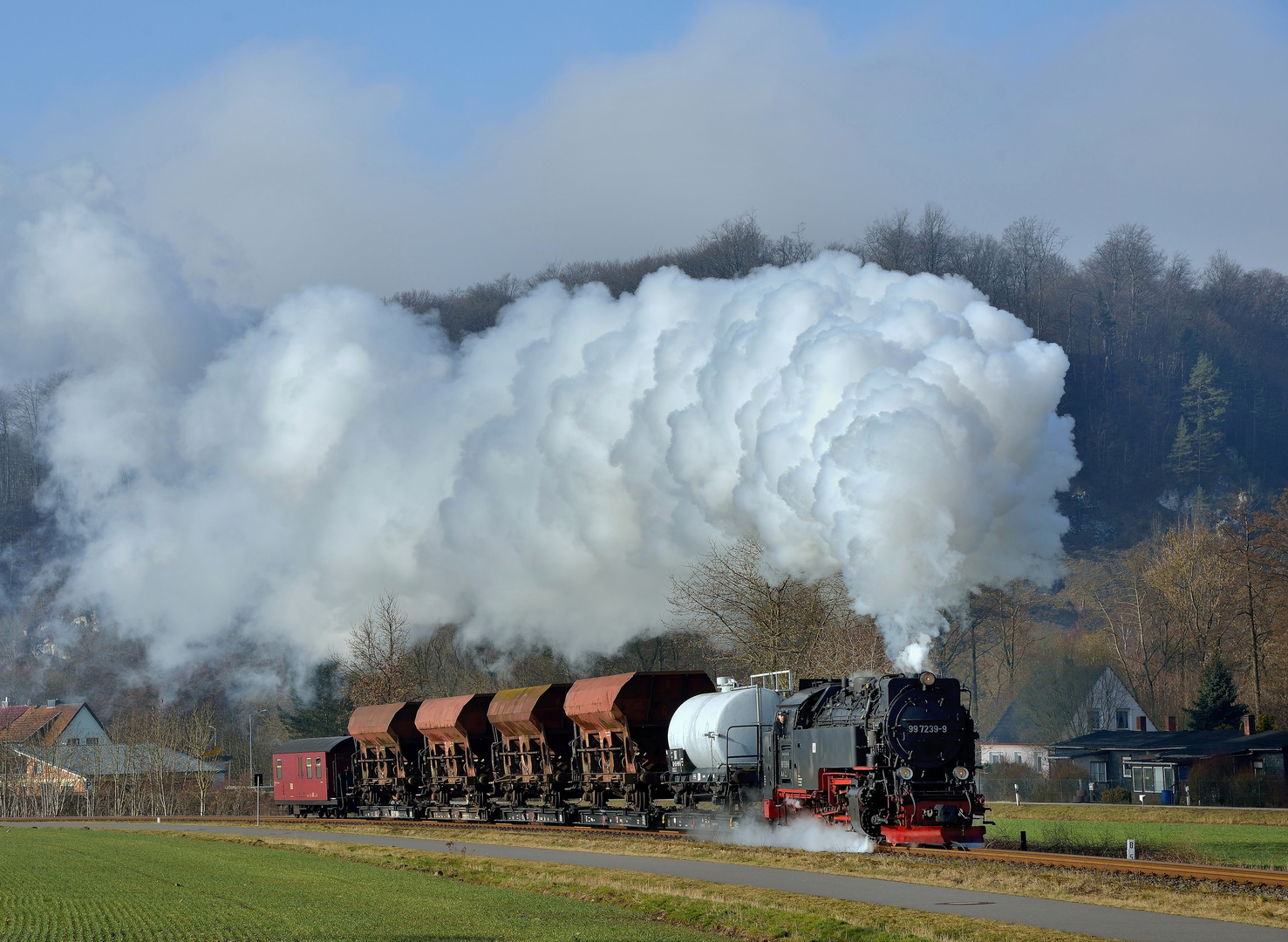 99 7239-9 am 27.02.22 mit einem Fotogüterzug bei Niedersachswerfen