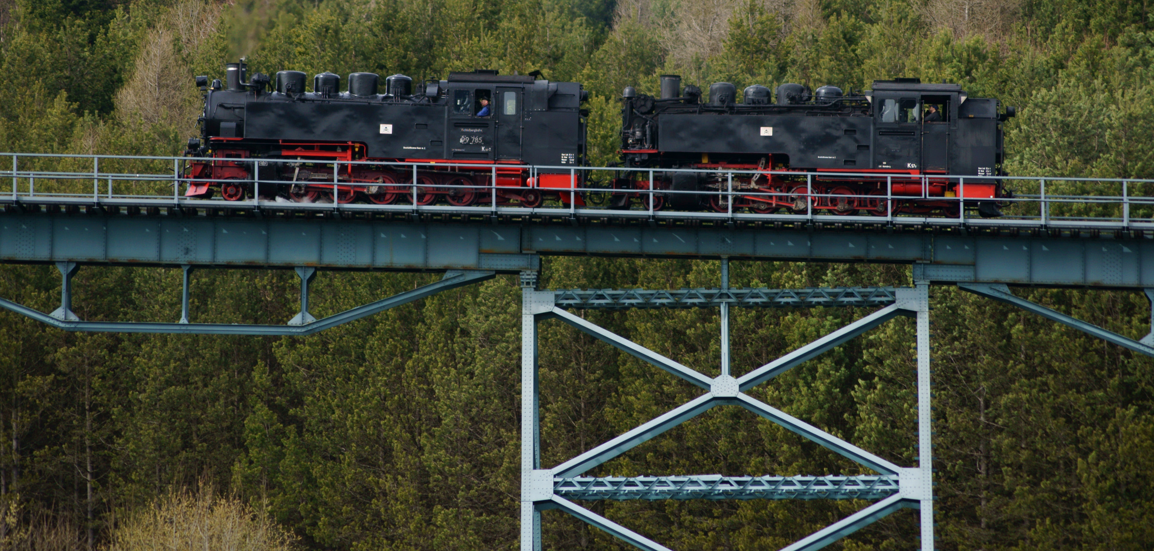 99 785 mit 99761 am Haken auf dem Hüttenbachviadukt