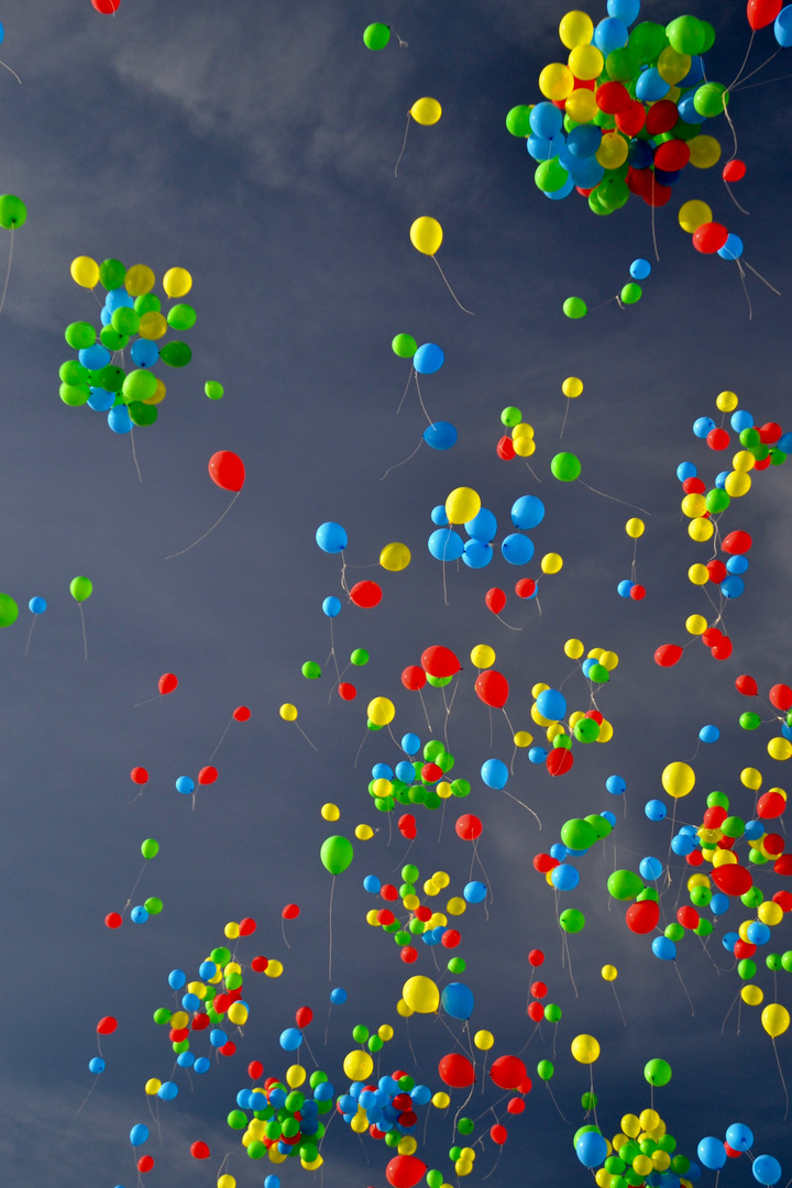 99 Luftballons Foto & Bild himmel, stillleben, bunt Bilder auf
