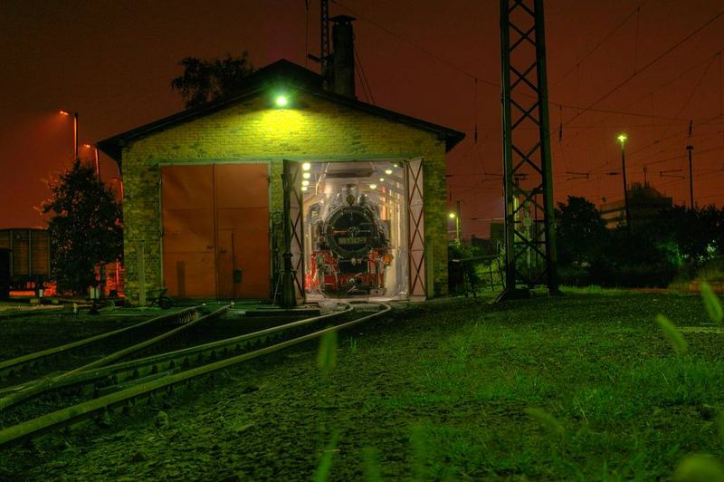 991747 schläft zischend im Lokschuppen Radebeul Ost