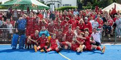 9940RRK1HE_Teamfoto_AufstiegFeld2024_2025Sektdusche