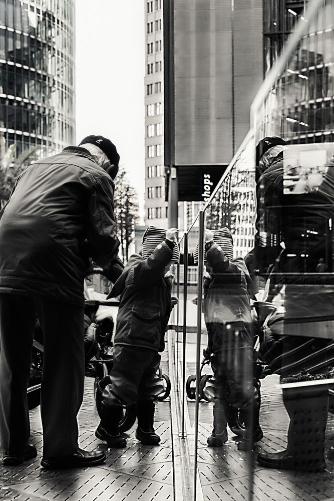 Opa und Enkel im Sony Center von Kevin Chileong Lee 