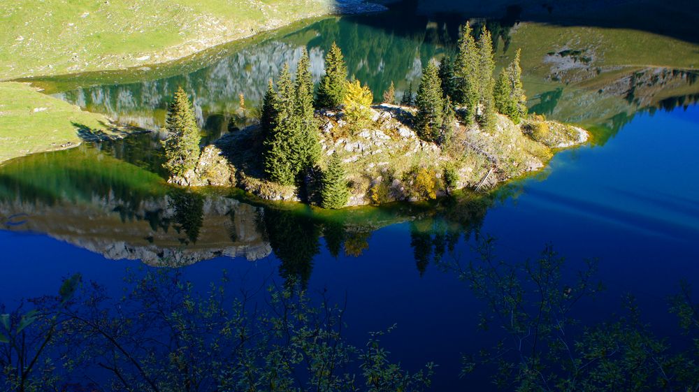 oberstockensee mit insel_bearbeitet-2 von Susan Michel