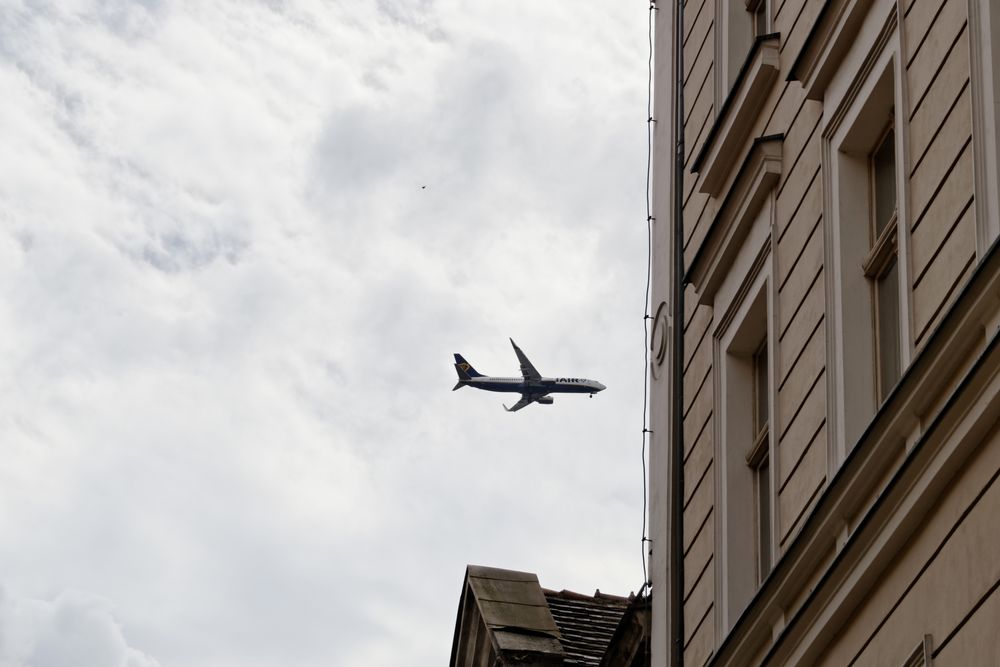  Flugzeug über Wohnhaus von 1 iwonka