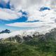 Die Wolken verschlingen die Berge