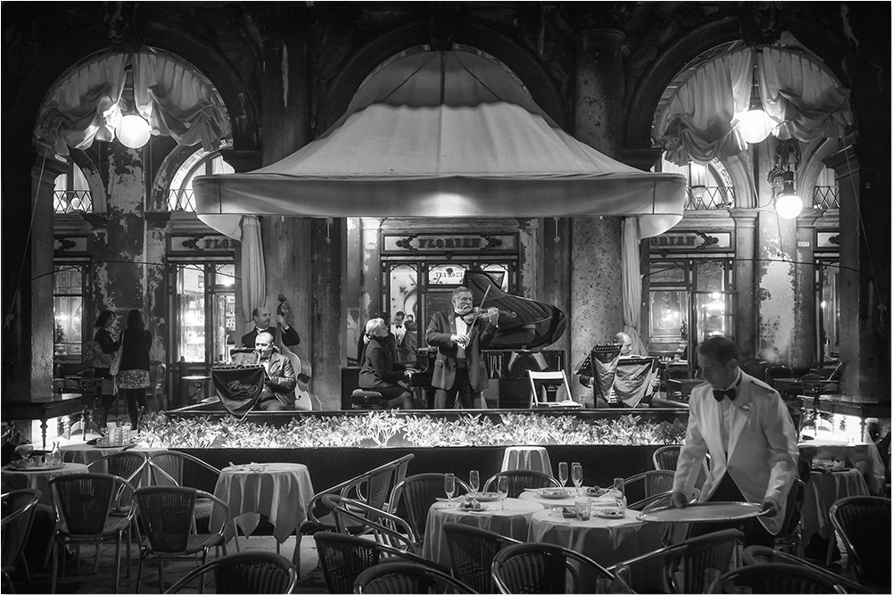 caffe florian di notte by Angela Hofmann 