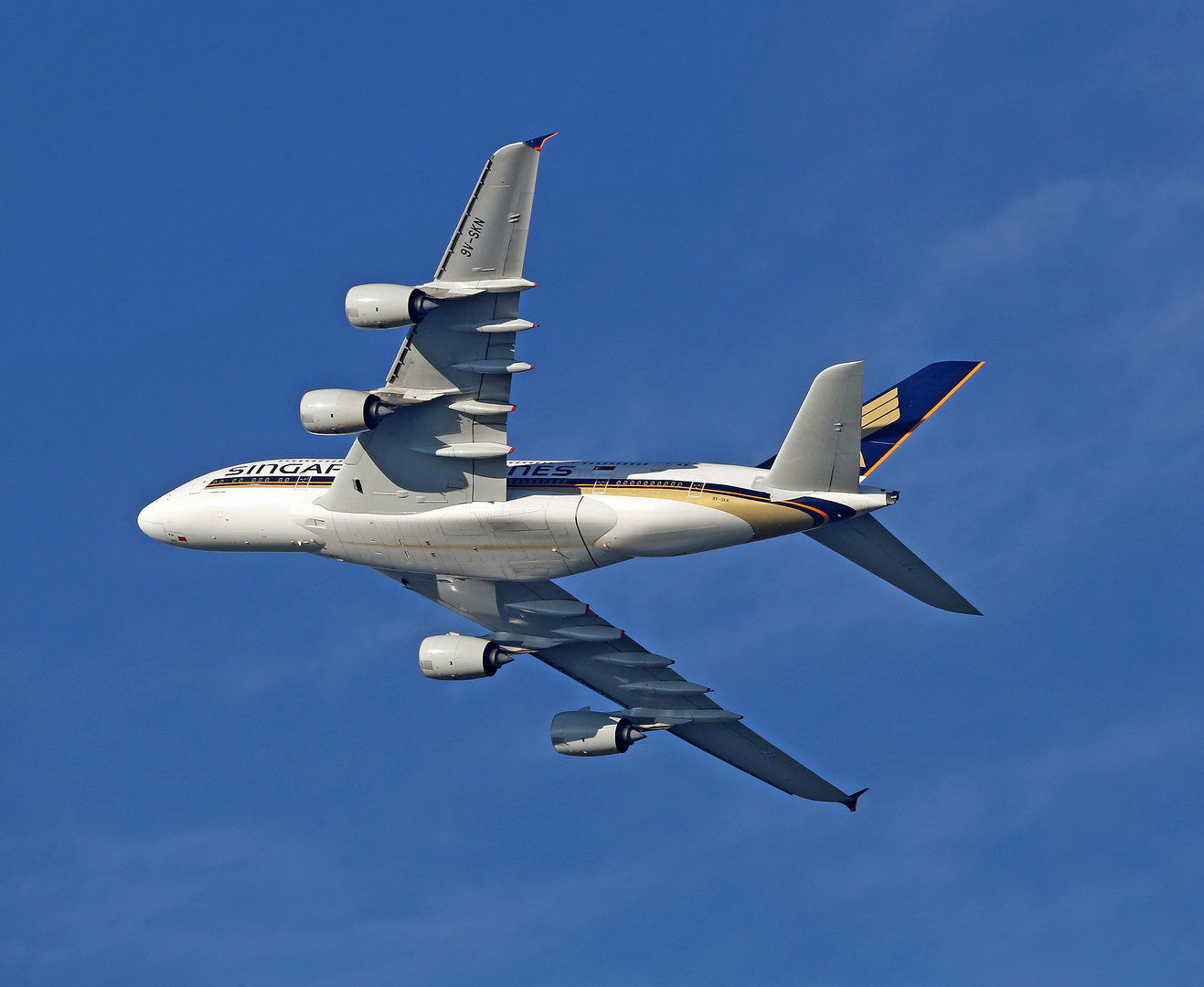 9V-SKN A-380 der Singapore Airlines / Steigflug, drehend