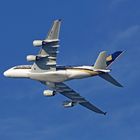 9V-SKN A-380 der Singapore Airlines / Steigflug, drehend