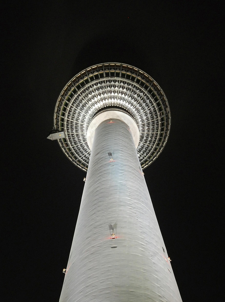 9x rot - Berliner Fernsehturm II