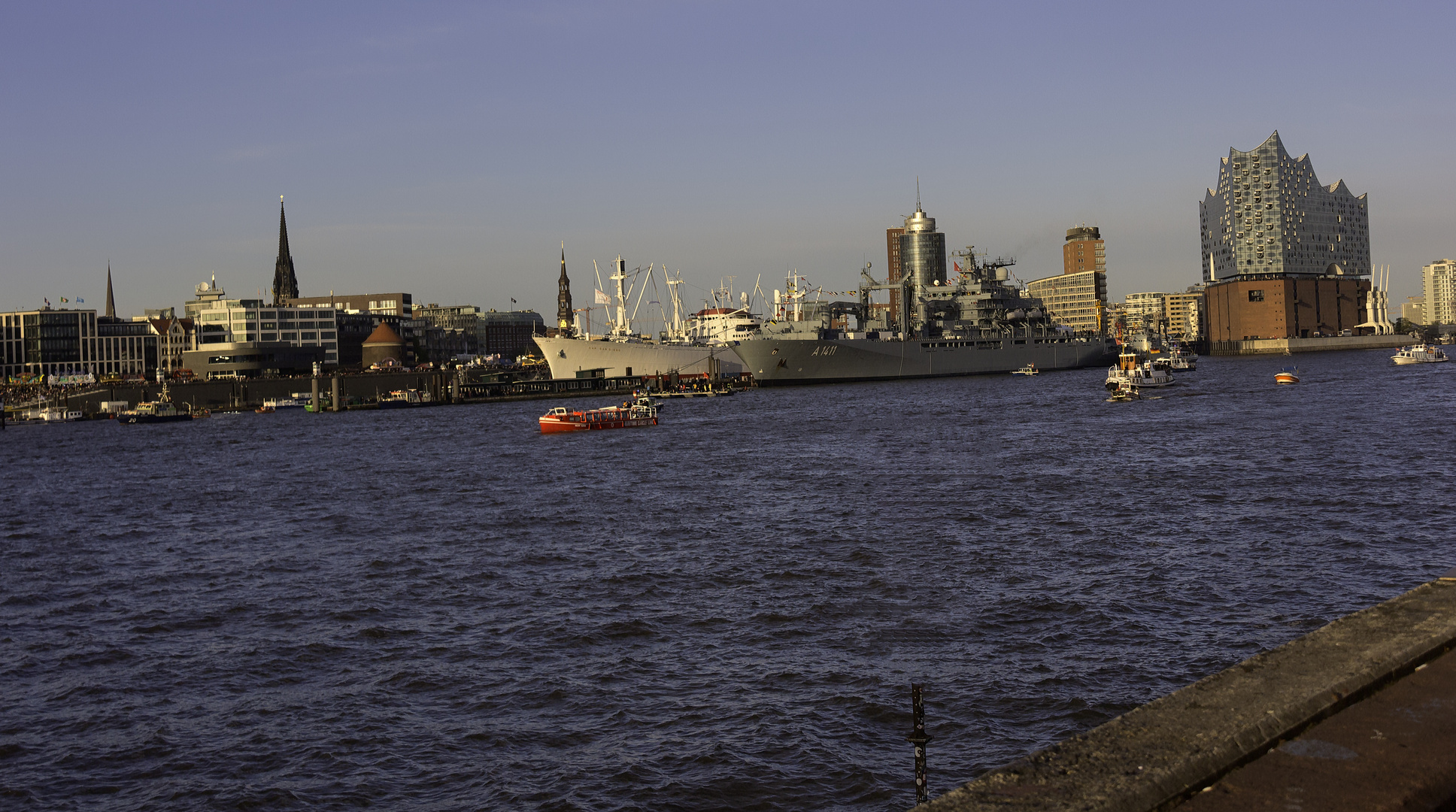 A 1411 vor der Elbphilharmonie 