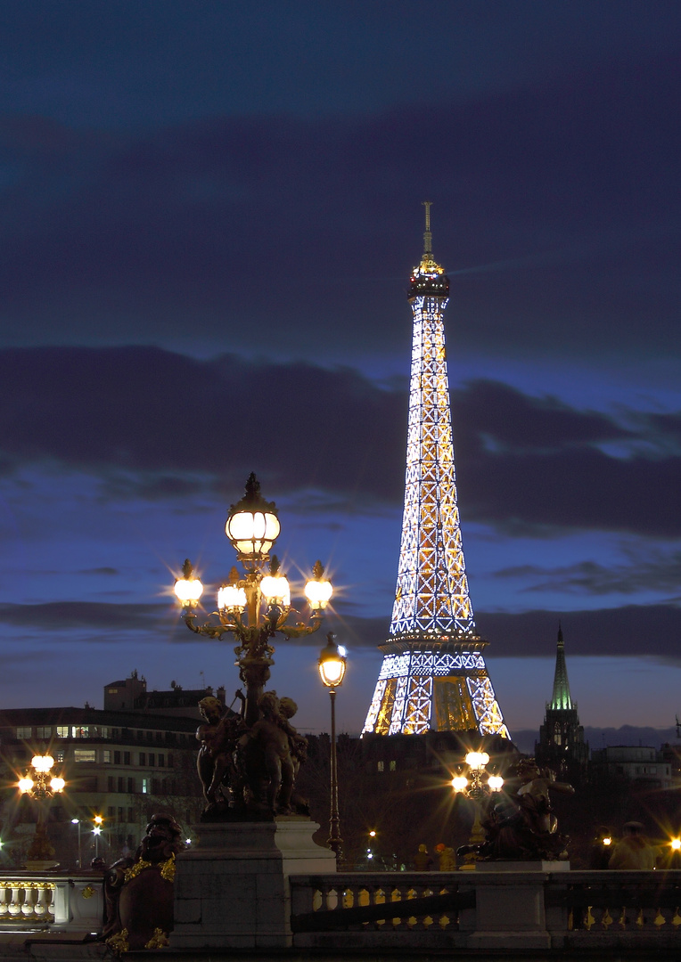 à 19:30"Copyright Tour Eiffel - Illuminations Pierre Bideau"