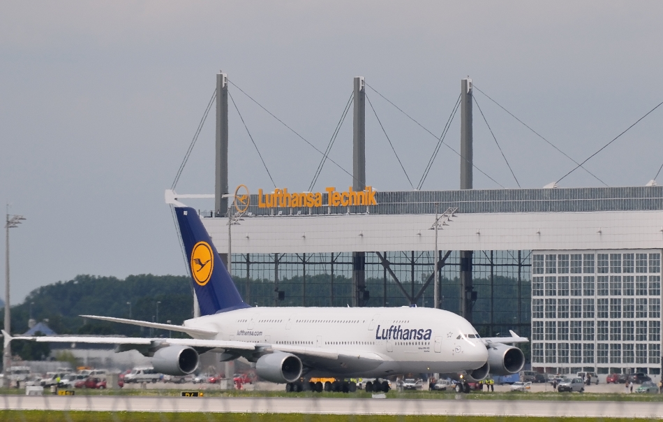 A 380-800 MÜNCHEN rollt zum Start