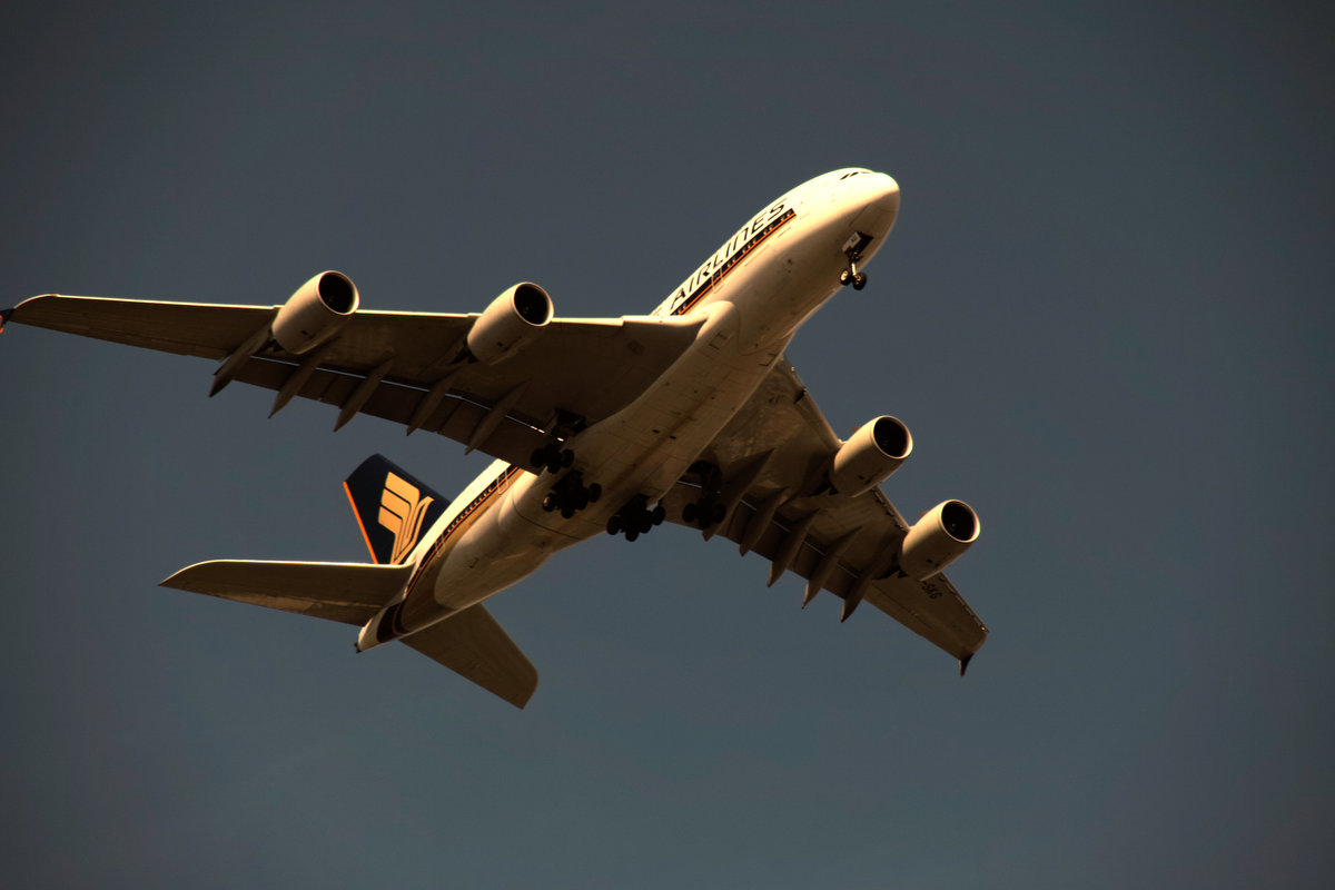 A 380 im Landeanflug in der Abendsonne