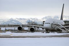 A-380 Parkiert vor den Alpen