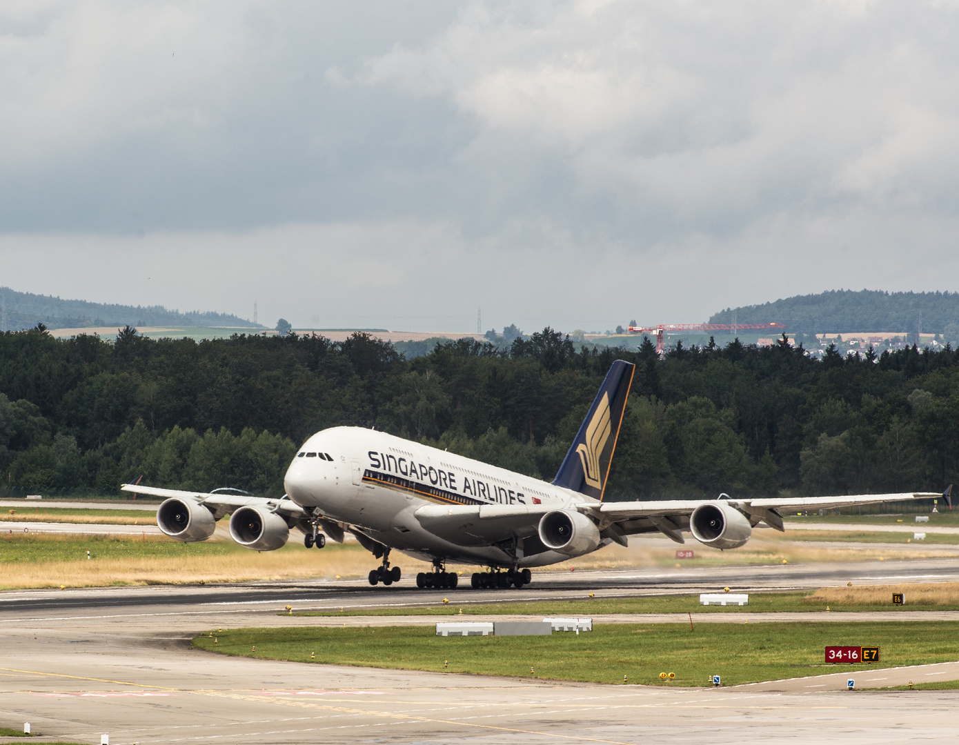 A 380 SINGAPORE AIRLINES beim Start in Kloten