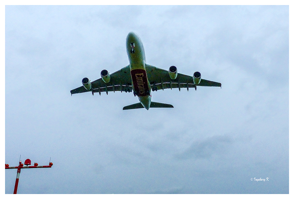 A 380 - über der Einflugbahn am Flughafen