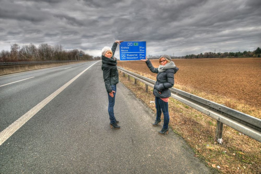 A 57 -- Halte.... SCHILD auf der Autobahn...