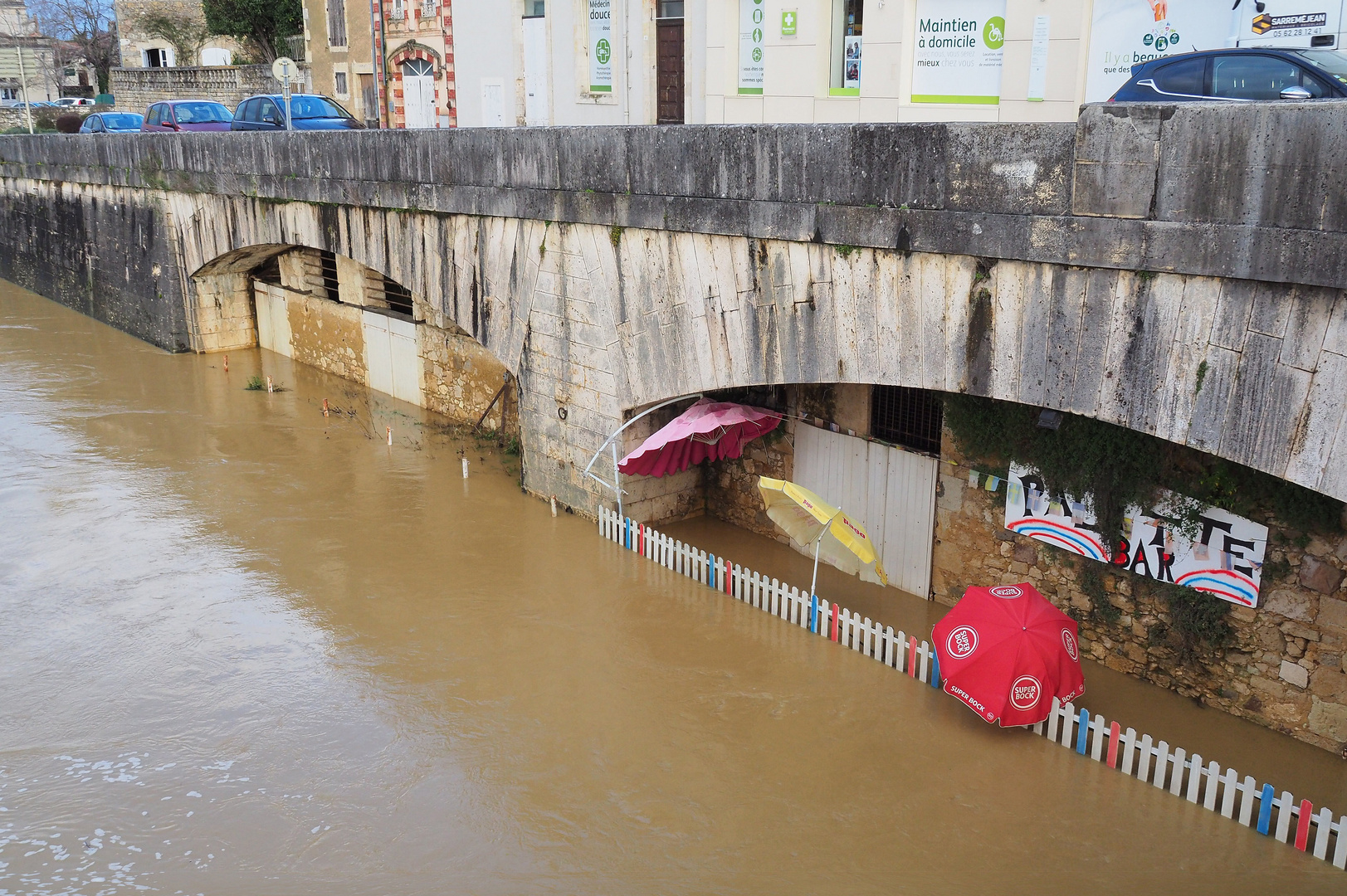 …ça baigne, mais pas dans le bon sens… !