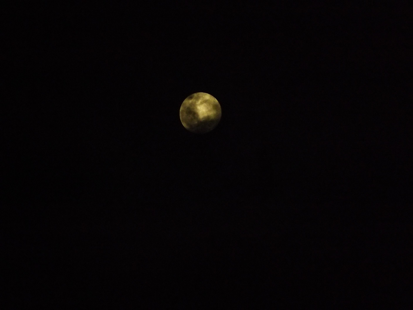 A Beleza da Lua Solitária no Céu