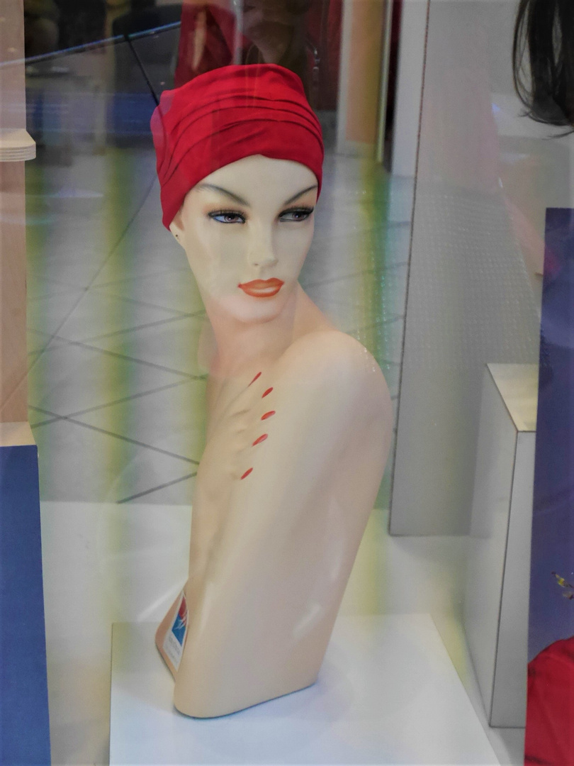 A Béziers, en vitrine un mannequin pour l'UJUC du jour