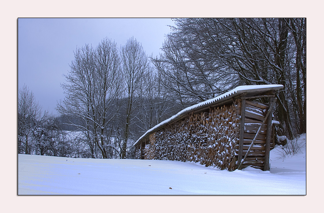 A bissl Holz vor der Hütten ....