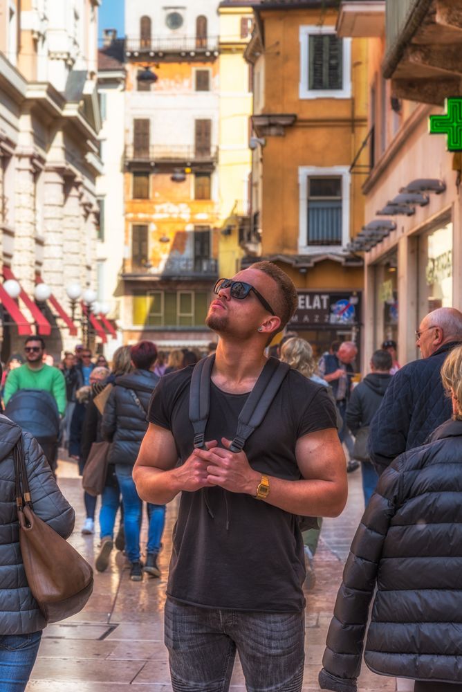 A black Shirt & Sunglasses. Thats all a men need to look good!