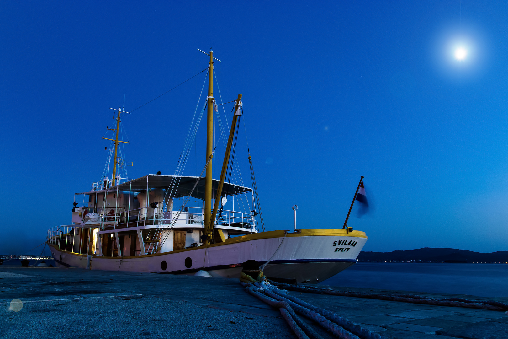 A boat in Moonlight