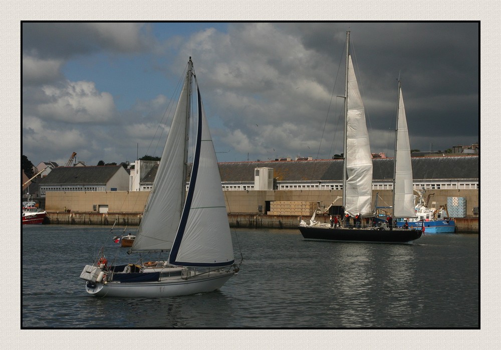 " A bord du ketch 17 équipiers visibles sur le pont "