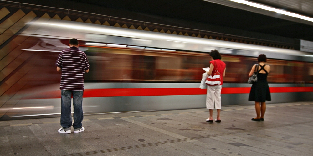 A C H T U N G an der Bahnsteigkante