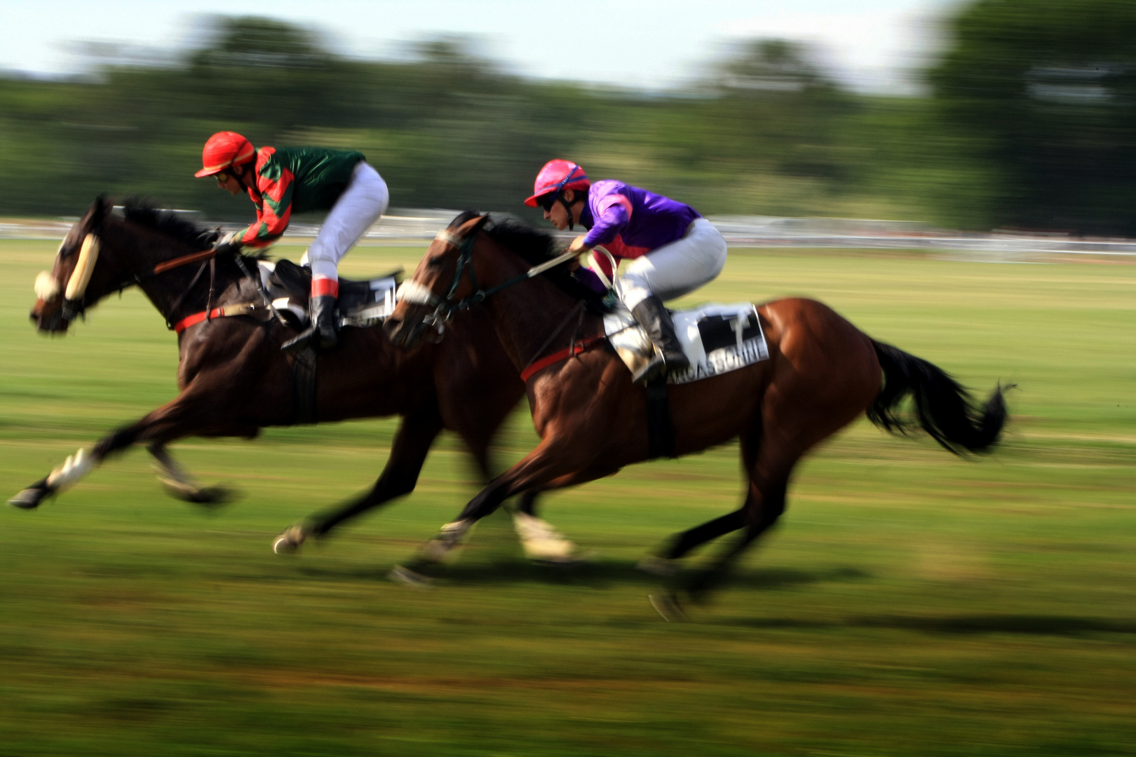 A caballo.