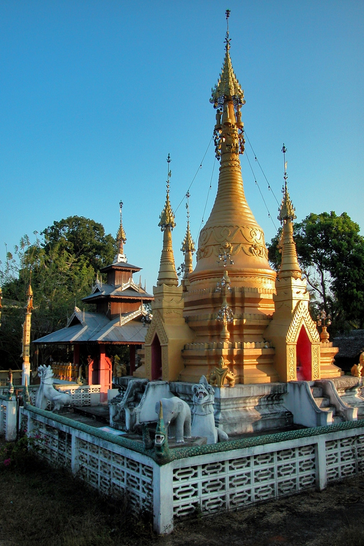 A chedi in Wat Chong Kham Mae Hong Son