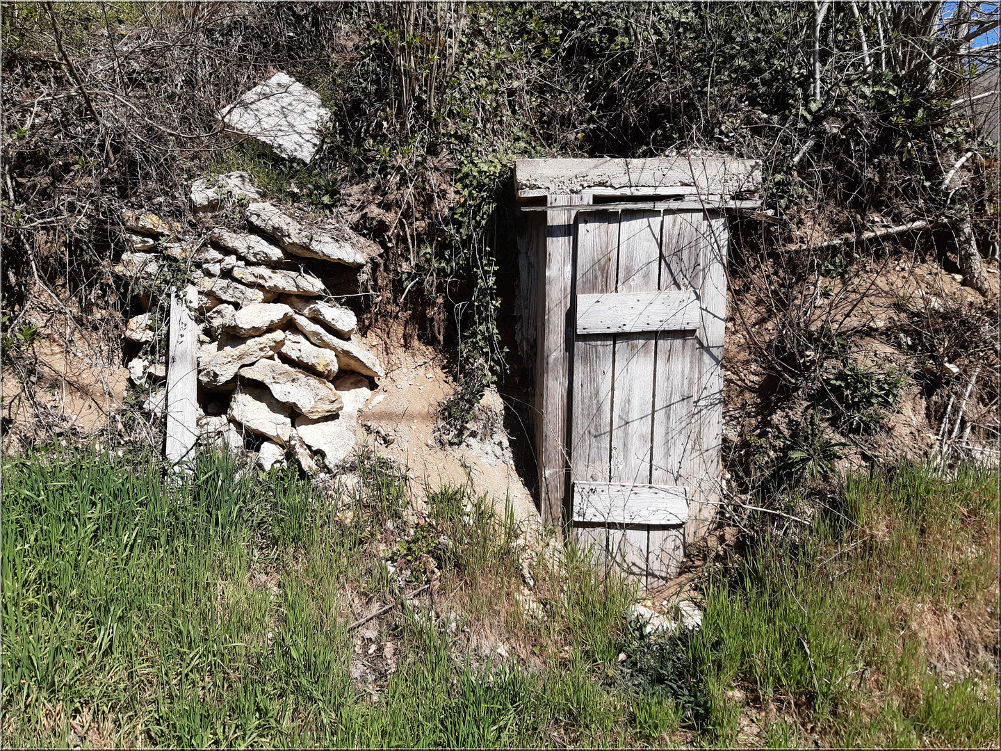 ..A côté de  l'entrée d'une propriété..