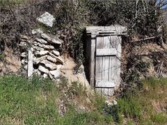 ..A côté de  l'entrée d'une propriété..