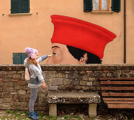 a finger in the eye \