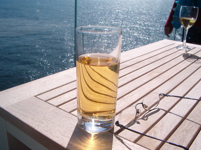 A Glas of Cider, Brille und Meer